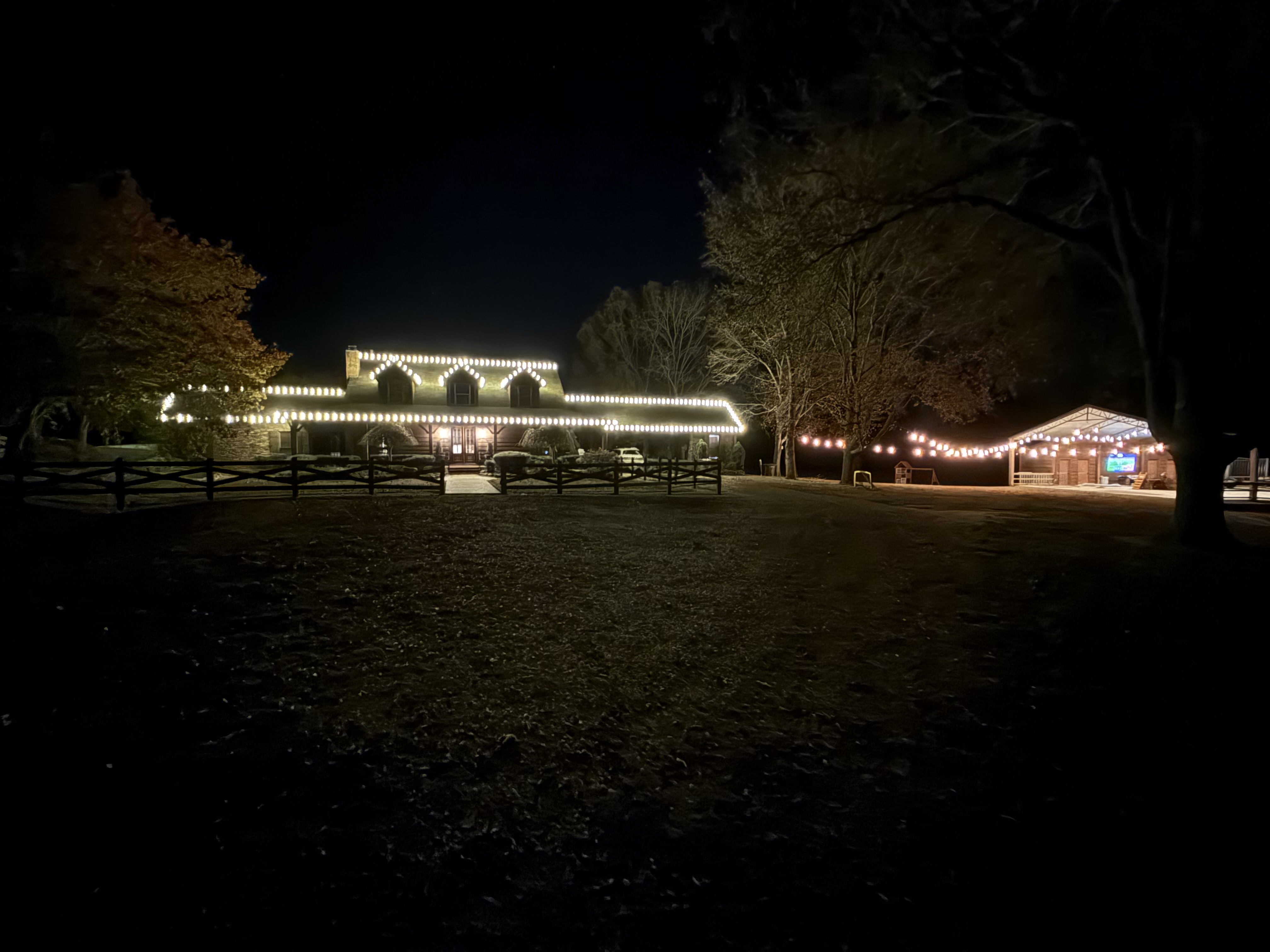 Farmhouse estate holiday lighting – close view